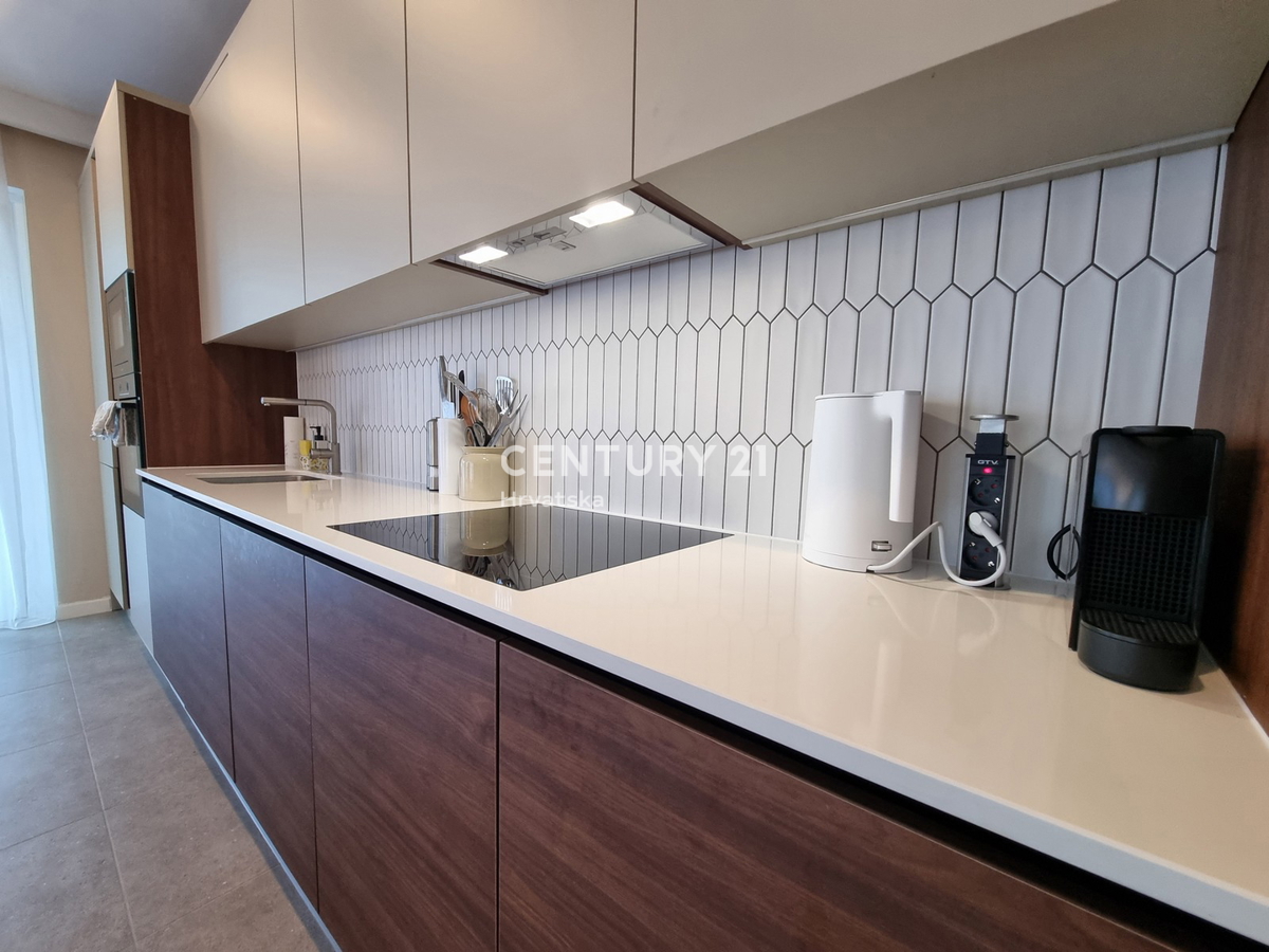 TAR VABRIGA, NUOVA COSTRUZIONE, APPARTAMENTO SU DUE LIVELLI AL PIANO TERRA E PRIMO PIANO CON PISCINA