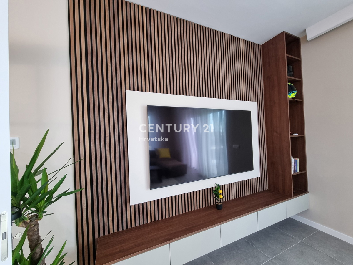 TAR VABRIGA, NUOVA COSTRUZIONE, APPARTAMENTO SU DUE LIVELLI AL PIANO TERRA E PRIMO PIANO CON PISCINA