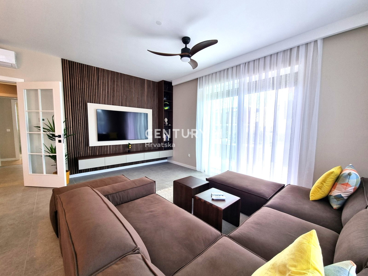 TAR VABRIGA, NUOVA COSTRUZIONE, APPARTAMENTO SU DUE LIVELLI AL PIANO TERRA E PRIMO PIANO CON PISCINA