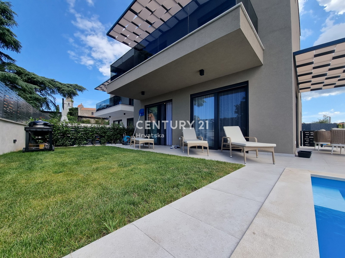 TAR VABRIGA, NUOVA COSTRUZIONE, APPARTAMENTO SU DUE LIVELLI AL PIANO TERRA E PRIMO PIANO CON PISCINA