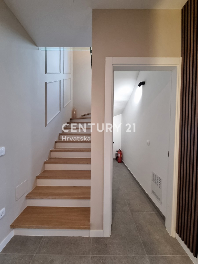 TAR VABRIGA, NUOVA COSTRUZIONE, APPARTAMENTO SU DUE LIVELLI AL PIANO TERRA E PRIMO PIANO CON PISCINA