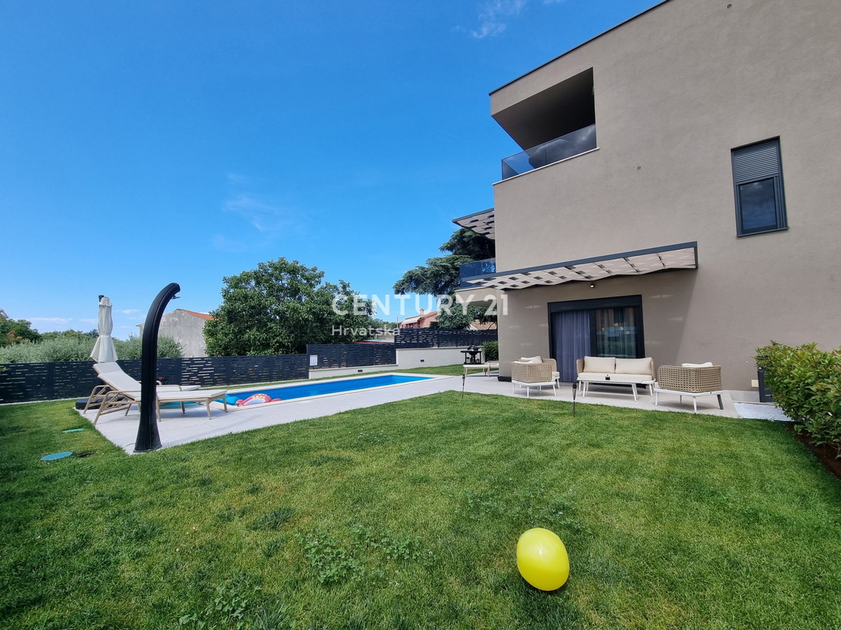 TAR VABRIGA, NUOVA COSTRUZIONE, APPARTAMENTO SU DUE LIVELLI AL PIANO TERRA E PRIMO PIANO CON PISCINA