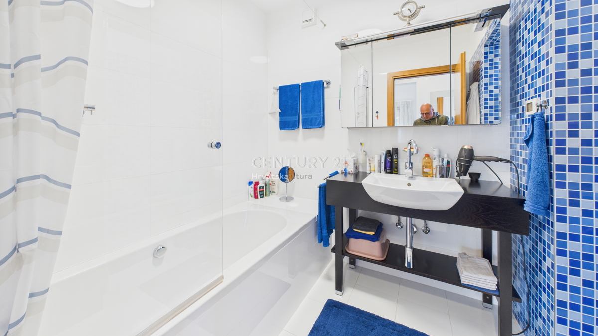 VABRIGA, IN VENDITA APPARTAMENTO TRILOCALE CON VISTA MARE