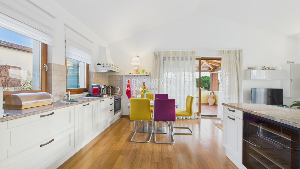 VABRIGA, IN VENDITA APPARTAMENTO TRILOCALE CON VISTA MARE