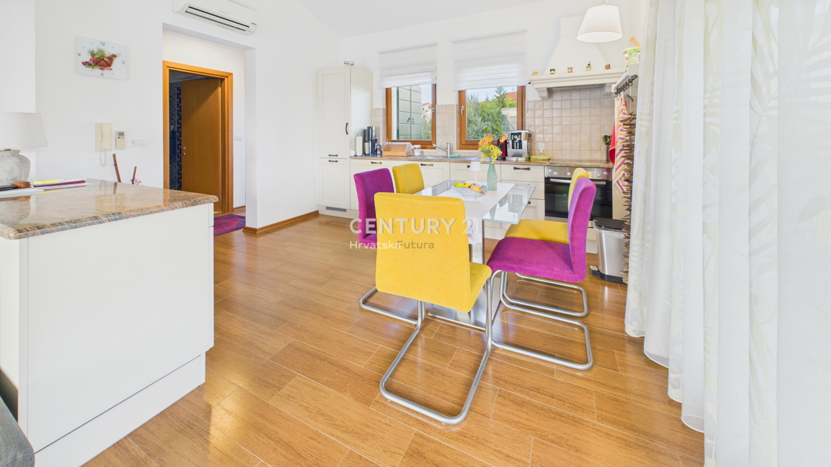 VABRIGA, IN VENDITA APPARTAMENTO TRILOCALE CON VISTA MARE