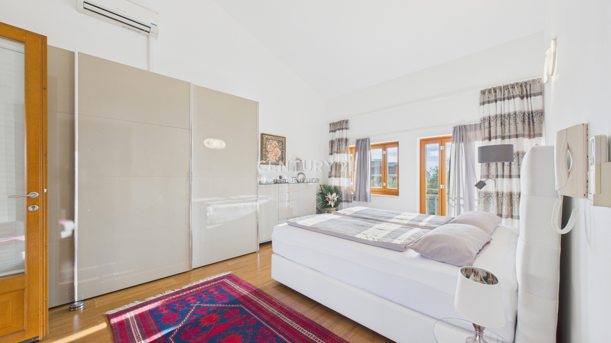 VABRIGA, IN VENDITA APPARTAMENTO TRILOCALE CON VISTA MARE