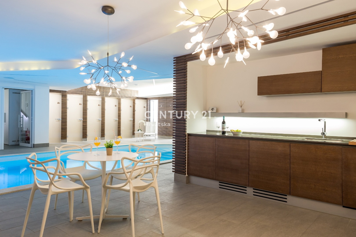 LOVRAN, APPARTAMENTO SU DUE LIVELLI CON VISTA MARE, A 100 M DALLA SPIAGGIA E A 800 M DAL CENTRO STORICO DELLA CITTÀ