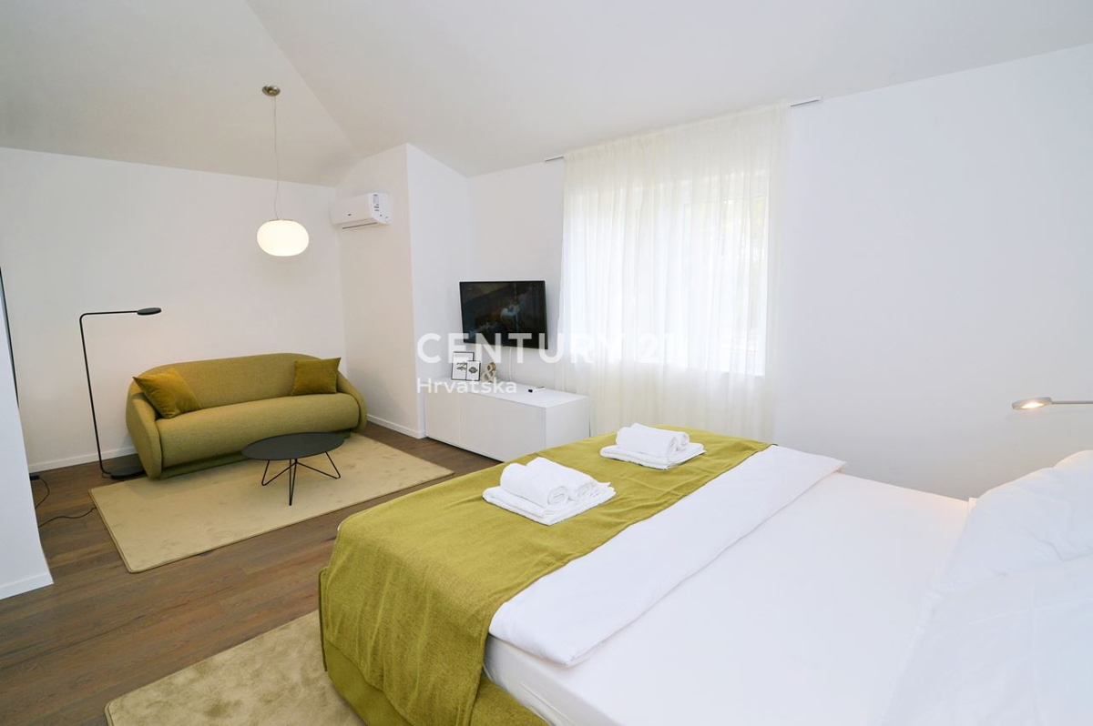 LOVRAN, APPARTAMENTO SU DUE LIVELLI CON VISTA MARE, A 100 M DALLA SPIAGGIA E A 800 M DAL CENTRO STORICO DELLA CITTÀ