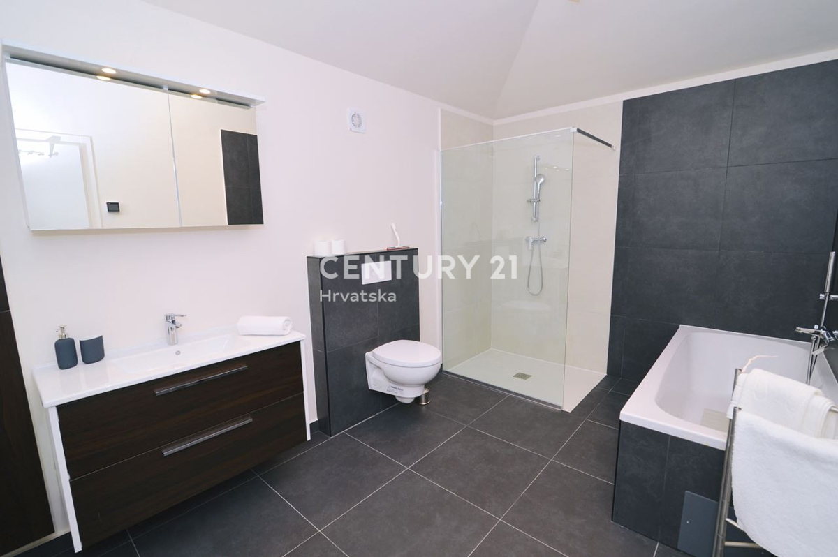 LOVRAN, APPARTAMENTO SU DUE LIVELLI CON VISTA MARE, A 100 M DALLA SPIAGGIA E A 800 M DAL CENTRO STORICO DELLA CITTÀ