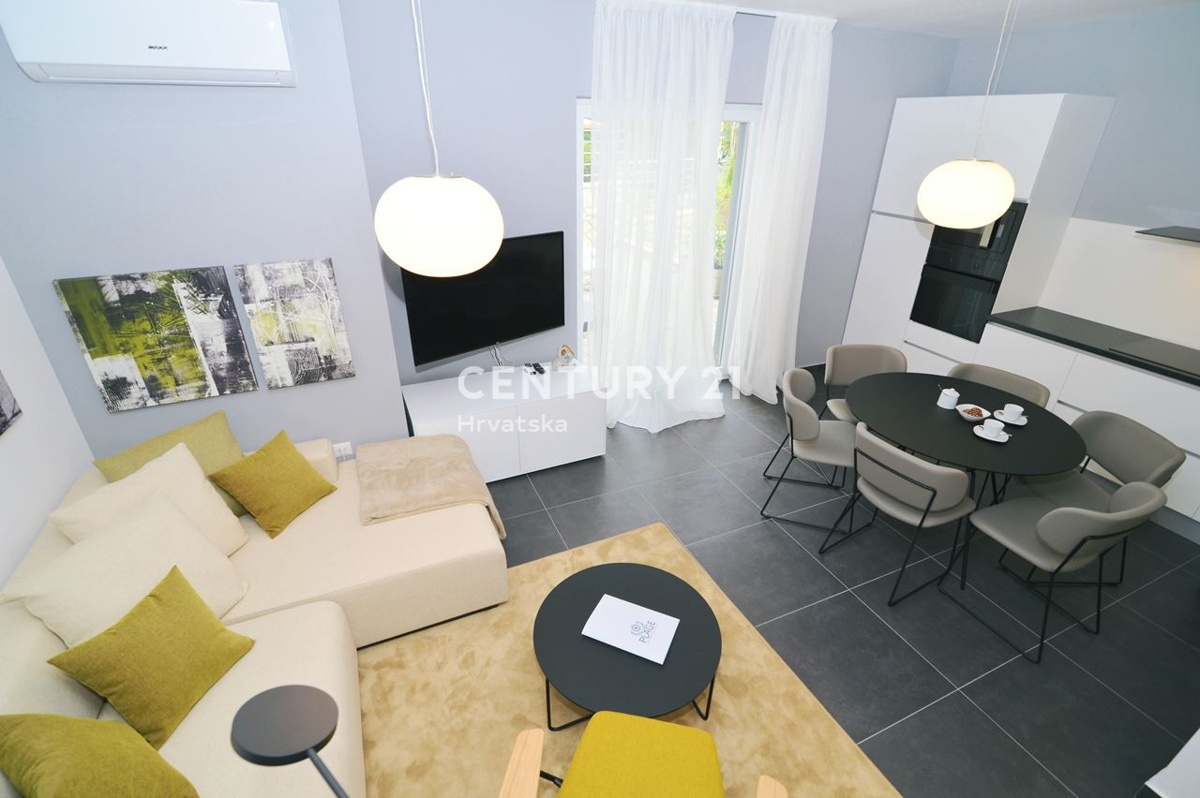 LOVRAN, APPARTAMENTO SU DUE LIVELLI CON VISTA MARE, A 100 M DALLA SPIAGGIA E A 800 M DAL CENTRO STORICO DELLA CITTÀ