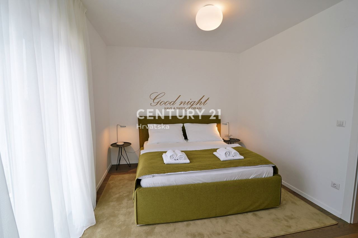 LOVRAN, APPARTAMENTO SU DUE LIVELLI CON VISTA MARE, A 100 M DALLA SPIAGGIA E A 800 M DAL CENTRO STORICO DELLA CITTÀ