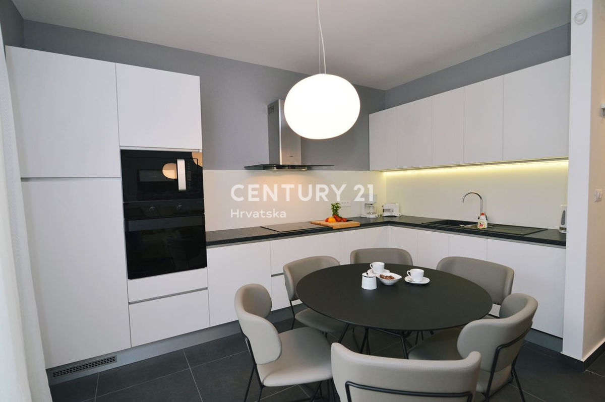 LOVRAN, APPARTAMENTO SU DUE LIVELLI CON VISTA MARE, A 100 M DALLA SPIAGGIA E A 800 M DAL CENTRO STORICO DELLA CITTÀ