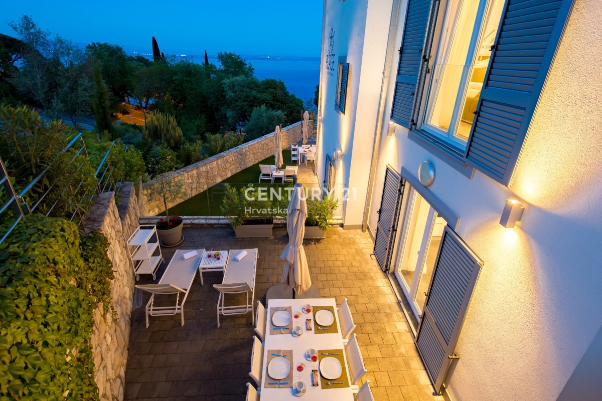 LOVRAN, APPARTAMENTO SU DUE LIVELLI CON VISTA MARE, A 100 M DALLA SPIAGGIA E A 800 M DAL CENTRO STORICO DELLA CITTÀ