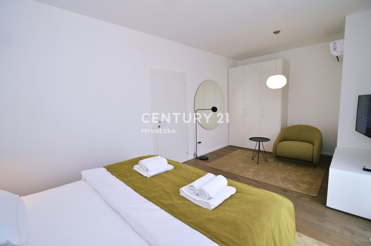 LOVRAN, APPARTAMENTO SU DUE LIVELLI CON VISTA MARE, A 100 M DALLA SPIAGGIA E A 800 M DAL CENTRO STORICO DELLA CITTÀ