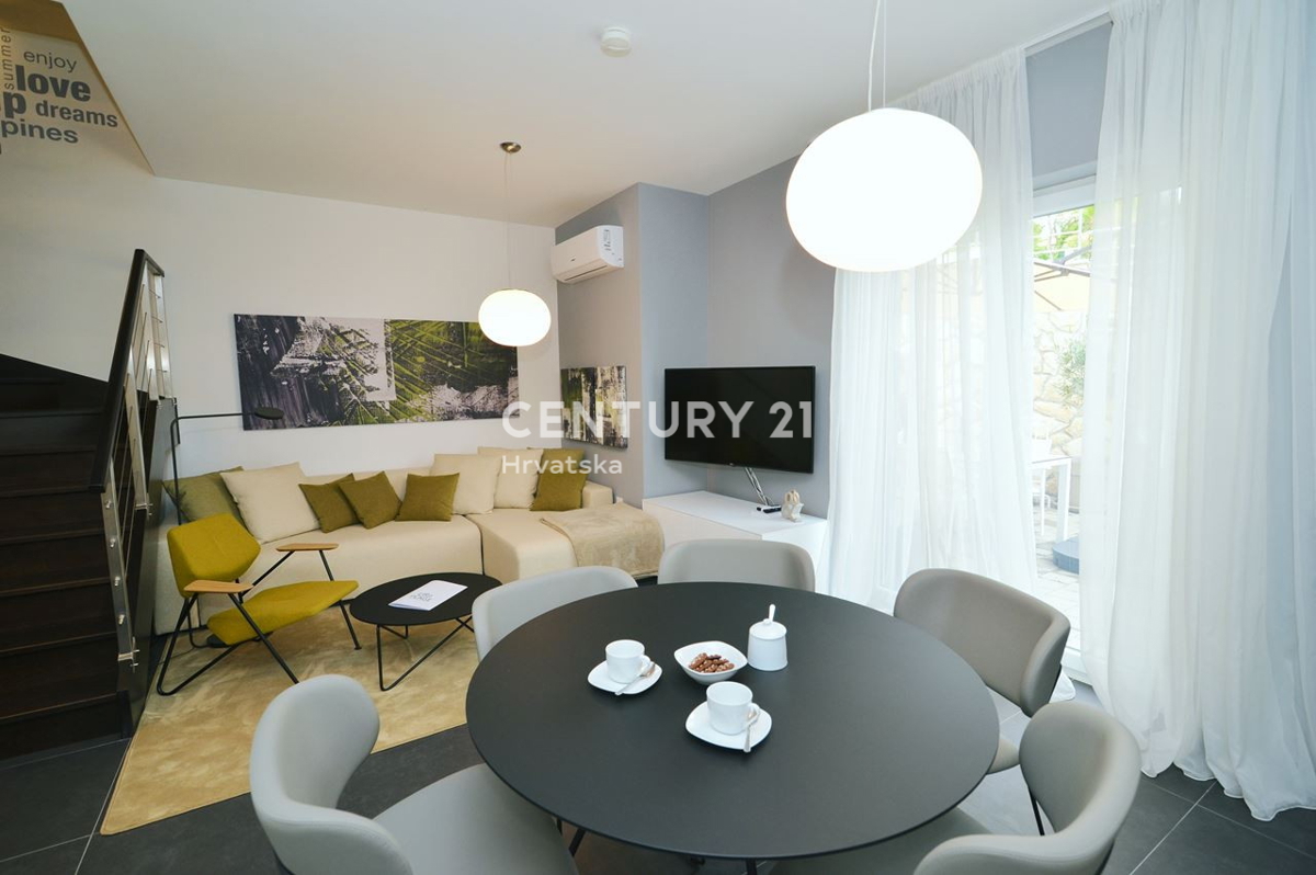 LOVRAN, APPARTAMENTO SU DUE LIVELLI CON VISTA MARE, A 100 M DALLA SPIAGGIA E A 800 M DAL CENTRO STORICO DELLA CITTÀ