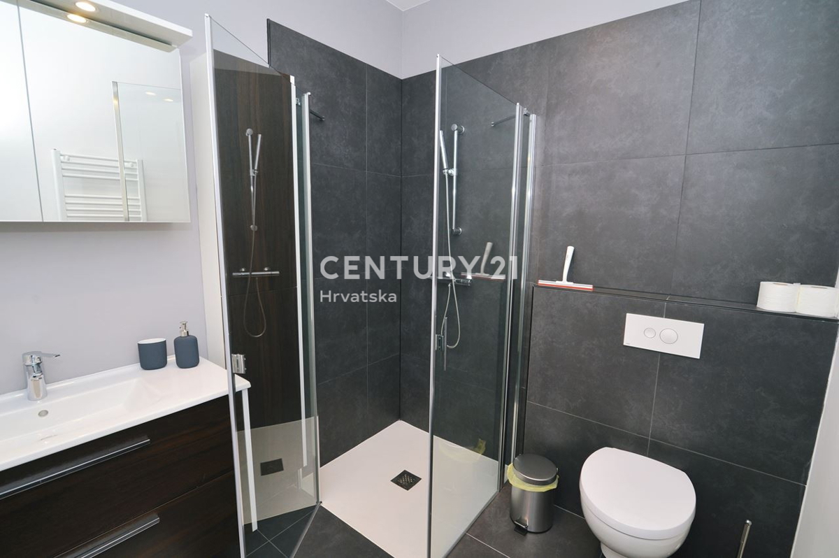 LOVRAN, APPARTAMENTO SU DUE LIVELLI CON VISTA MARE, A 100 M DALLA SPIAGGIA E A 800 M DAL CENTRO STORICO DELLA CITTÀ