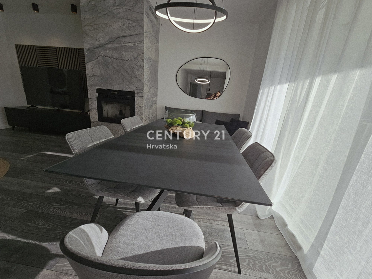 POREČ, APPARTAMENTO TRILOCALE, 800 M DAL MARE