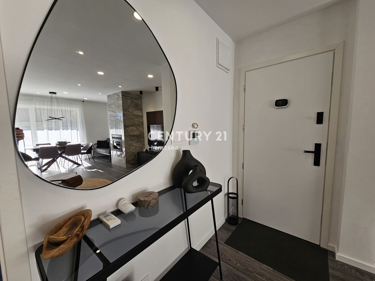 POREČ, APPARTAMENTO TRILOCALE, 800 M DAL MARE