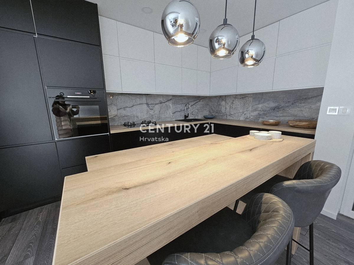 POREČ, APPARTAMENTO TRILOCALE, 800 M DAL MARE