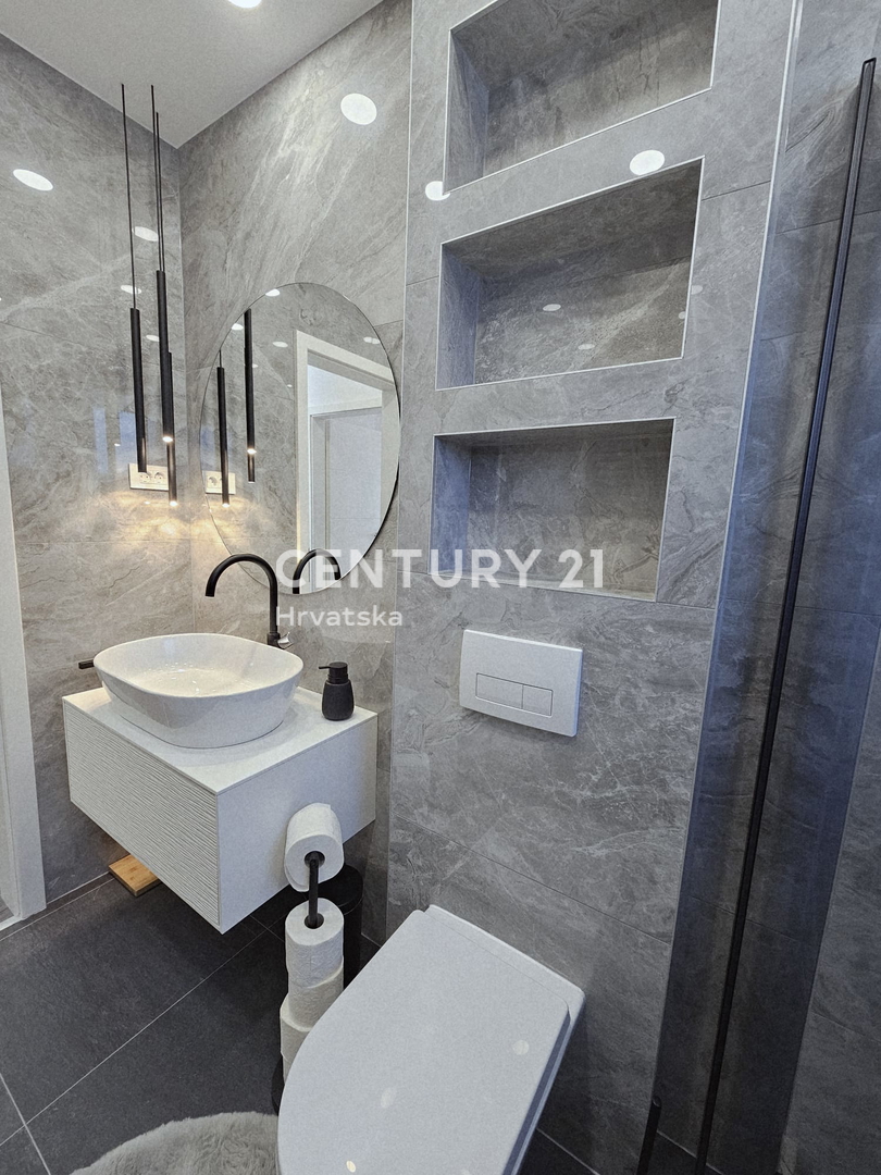 POREČ, APPARTAMENTO TRILOCALE, 800 M DAL MARE