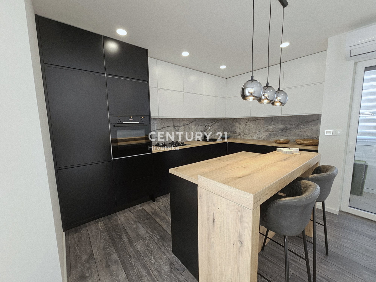 POREČ, APPARTAMENTO TRILOCALE, 800 M DAL MARE