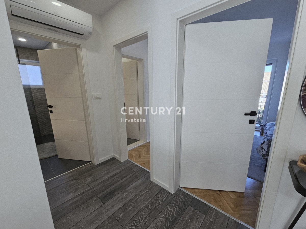 POREČ, APPARTAMENTO TRILOCALE, 800 M DAL MARE