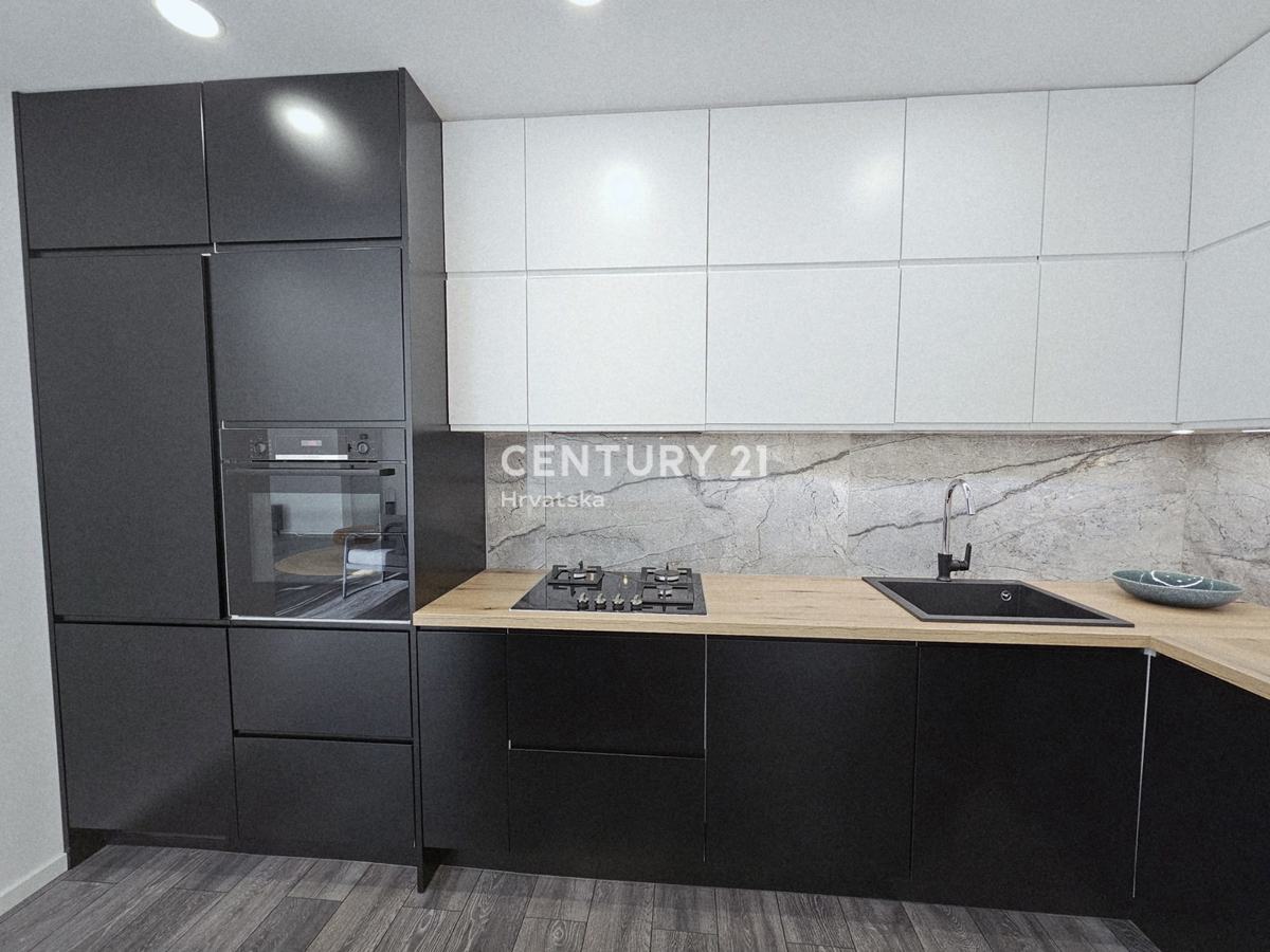 POREČ, APPARTAMENTO TRILOCALE, 800 M DAL MARE