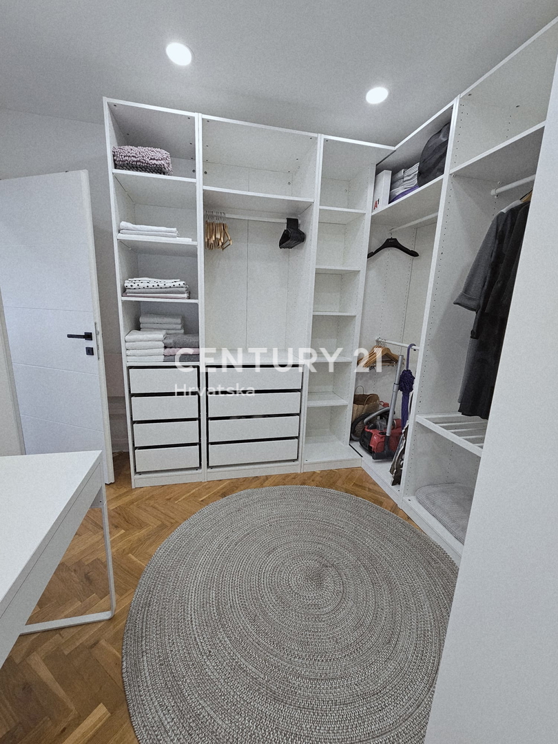 POREČ, APPARTAMENTO TRILOCALE, 800 M DAL MARE