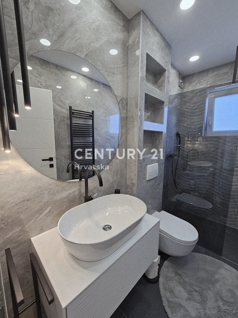 POREČ, APPARTAMENTO TRILOCALE, 800 M DAL MARE