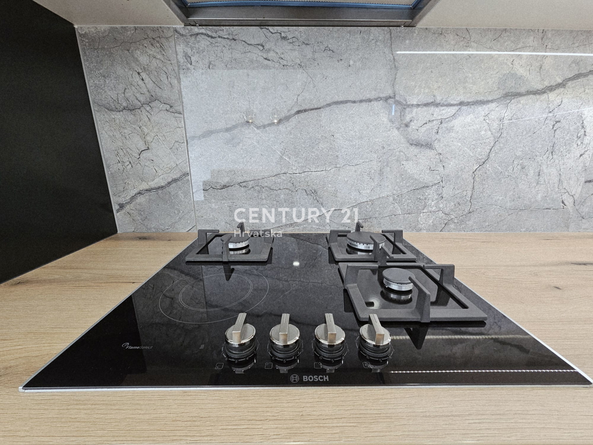 POREČ, APPARTAMENTO TRILOCALE, 800 M DAL MARE