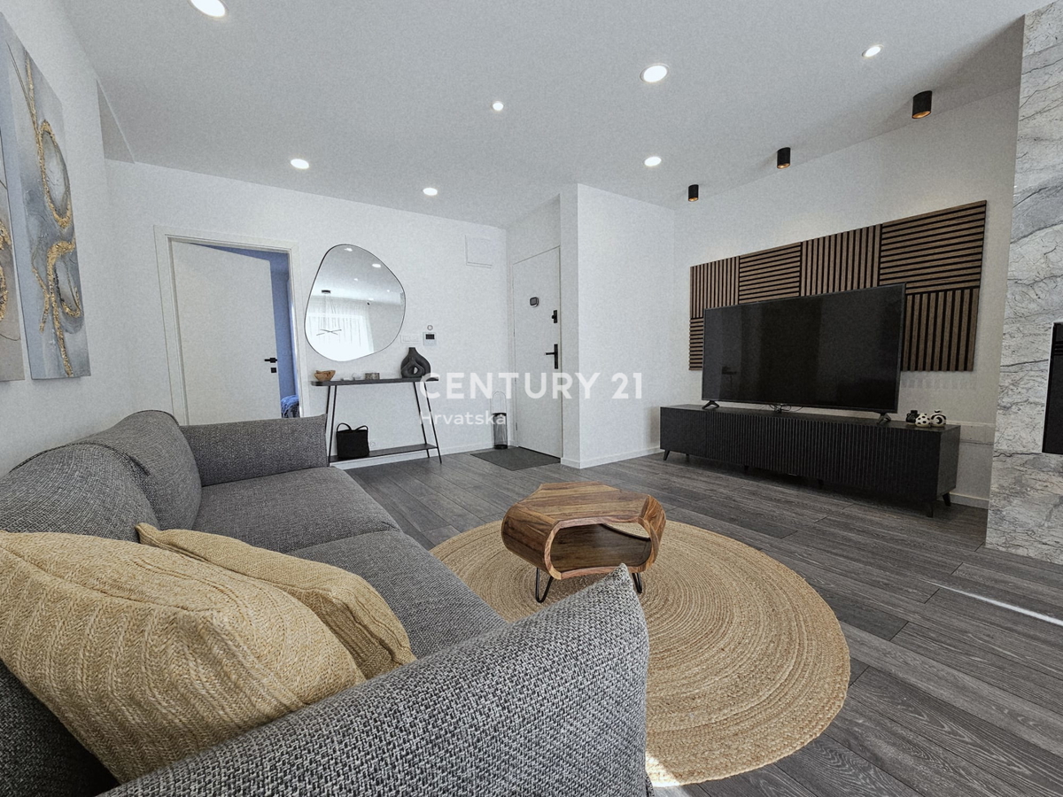 POREČ, APPARTAMENTO TRILOCALE, 800 M DAL MARE