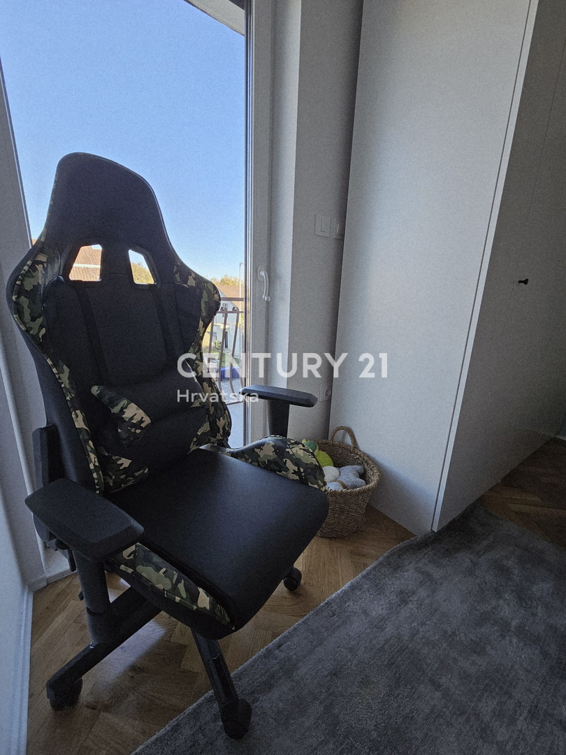 POREČ, APPARTAMENTO TRILOCALE, 800 M DAL MARE