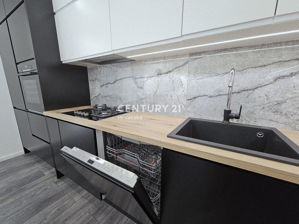 POREČ, APPARTAMENTO TRILOCALE, 800 M DAL MARE