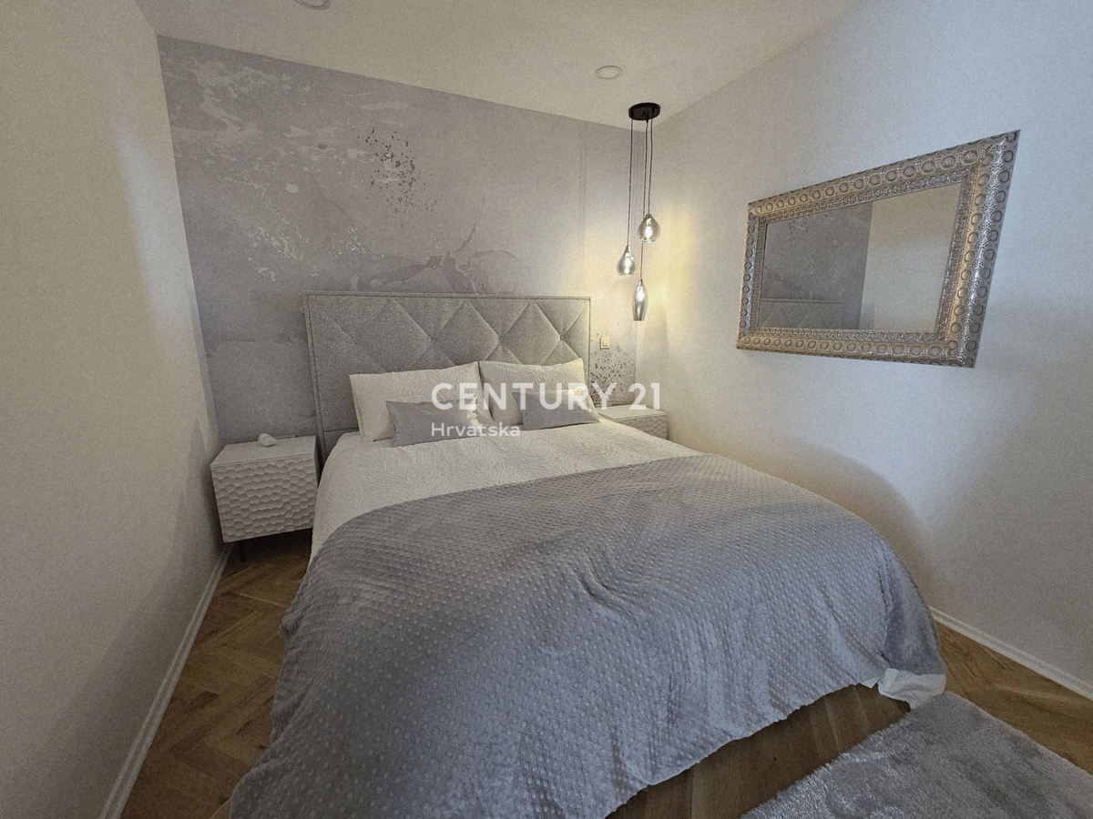 POREČ, APPARTAMENTO TRILOCALE, 800 M DAL MARE