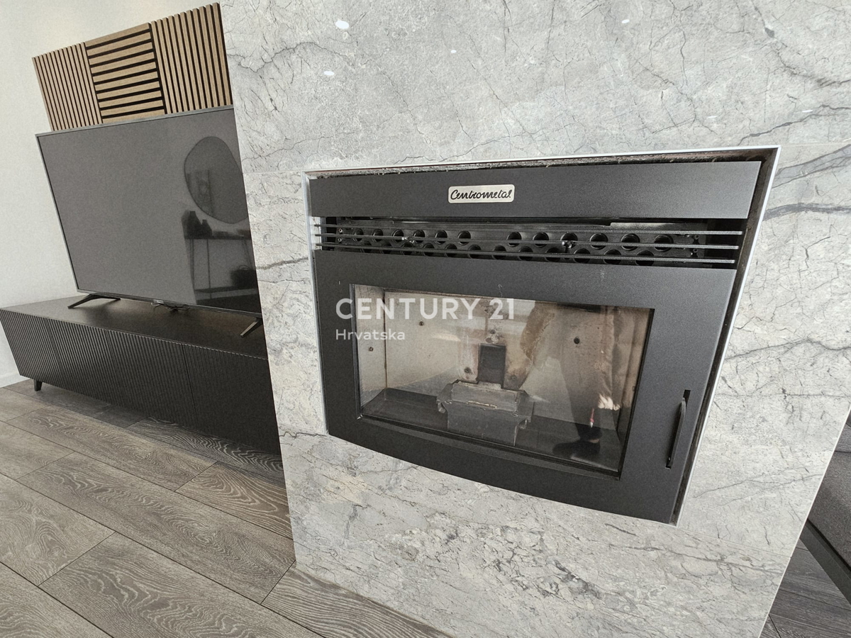 POREČ, APPARTAMENTO TRILOCALE, 800 M DAL MARE