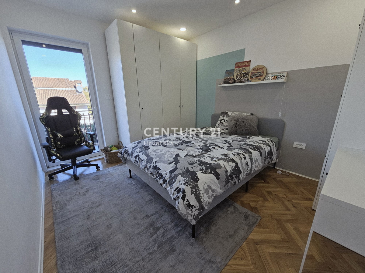 POREČ, APPARTAMENTO TRILOCALE, 800 M DAL MARE