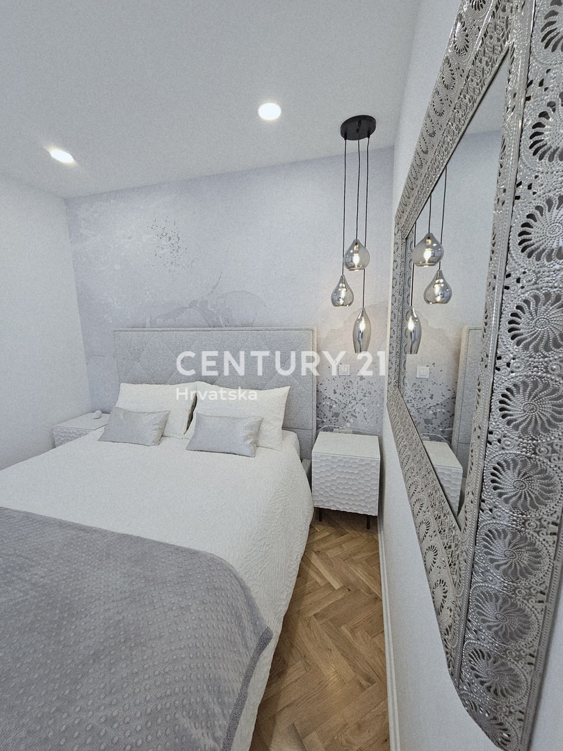 POREČ, APPARTAMENTO TRILOCALE, 800 M DAL MARE