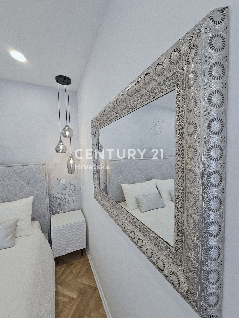 POREČ, APPARTAMENTO TRILOCALE, 800 M DAL MARE