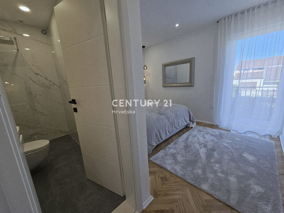 POREČ, APPARTAMENTO TRILOCALE, 800 M DAL MARE