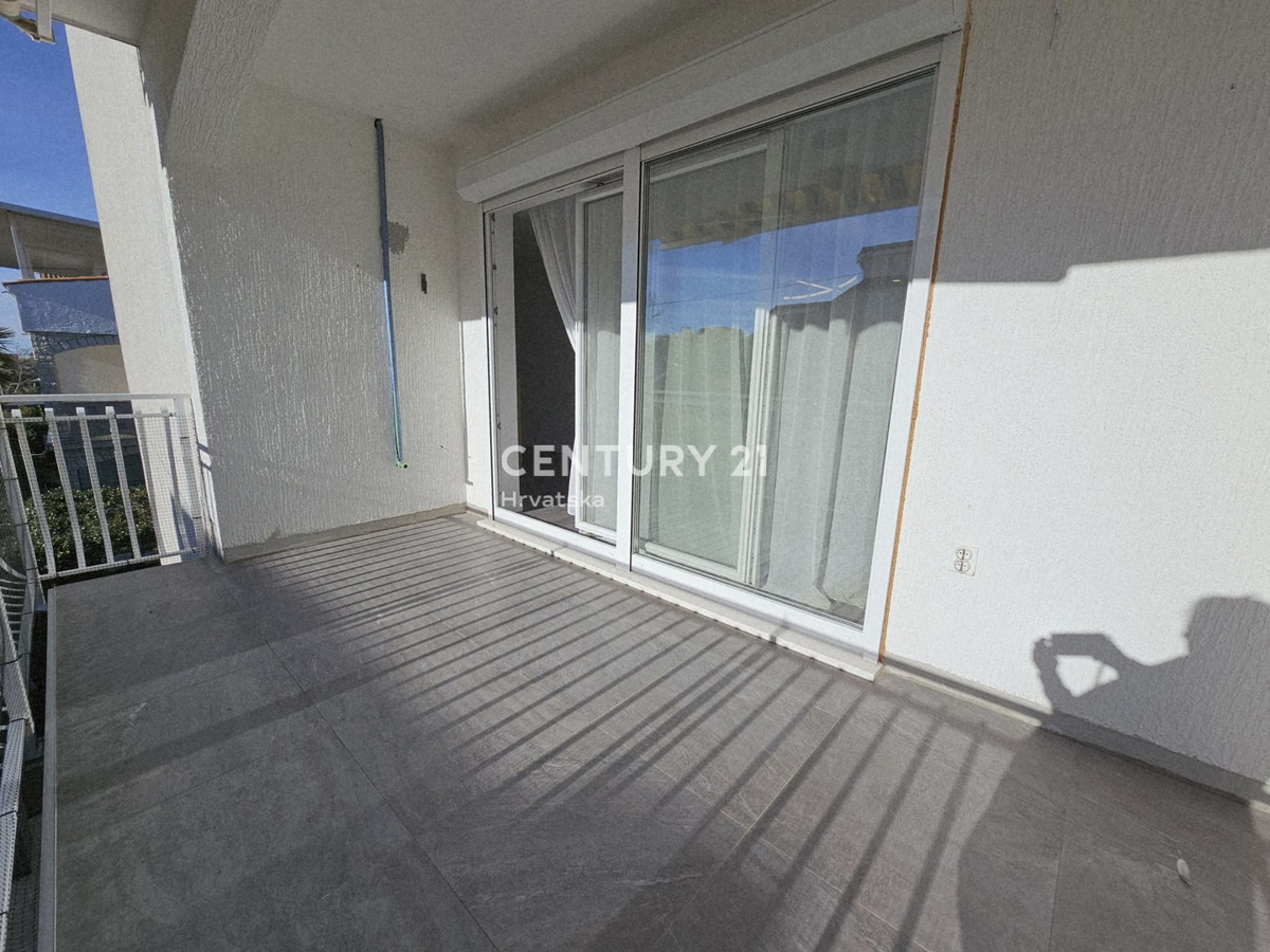 POREČ, APPARTAMENTO TRILOCALE, 800 M DAL MARE