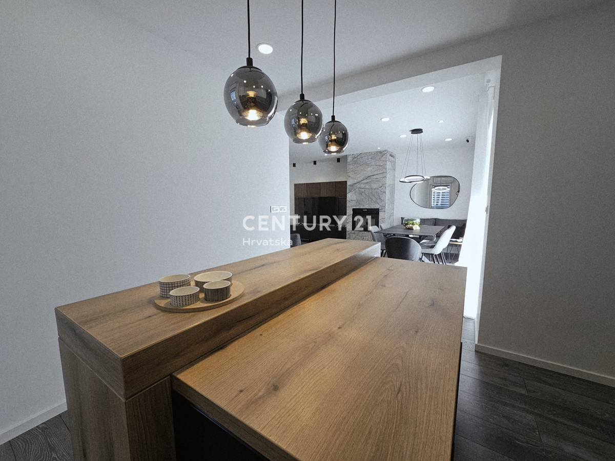 POREČ, APPARTAMENTO TRILOCALE, 800 M DAL MARE