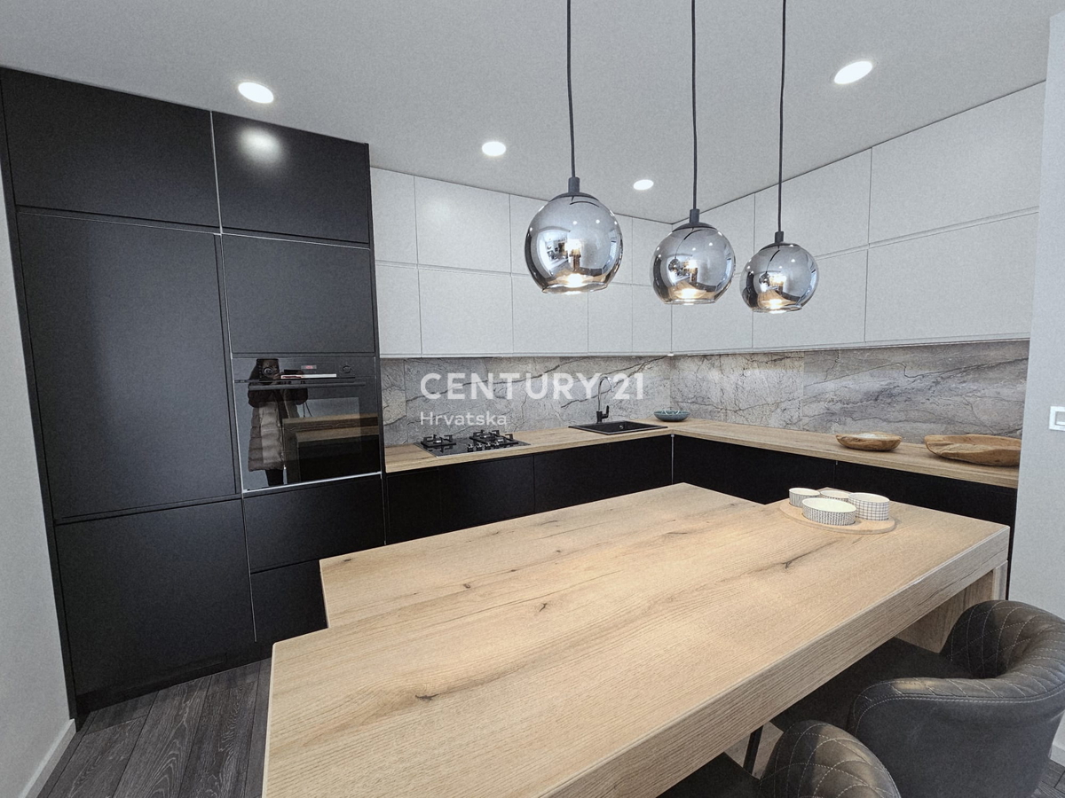 POREČ, APPARTAMENTO TRILOCALE, 800 M DAL MARE