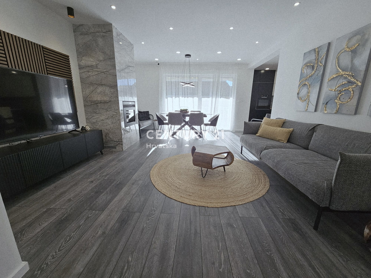 POREČ, APPARTAMENTO TRILOCALE, 800 M DAL MARE