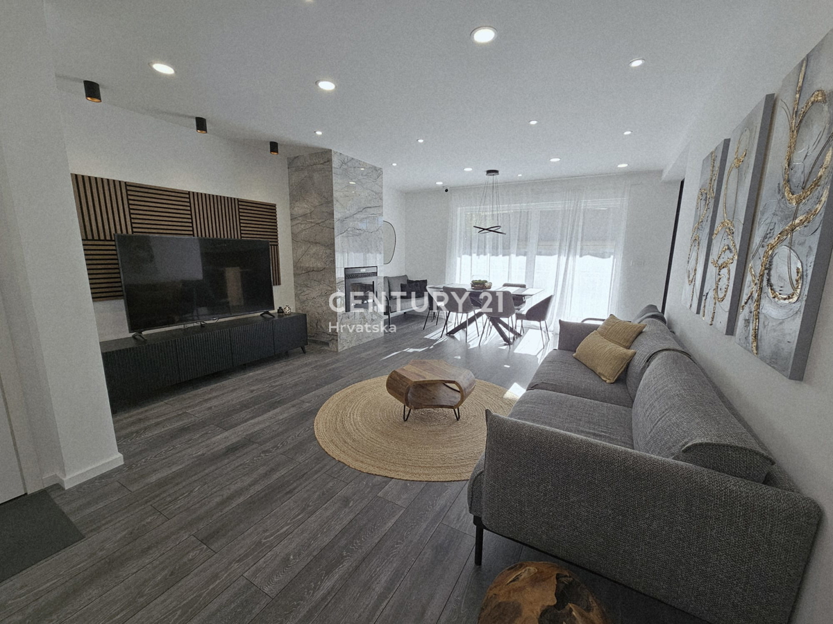 POREČ, APPARTAMENTO TRILOCALE, 800 M DAL MARE