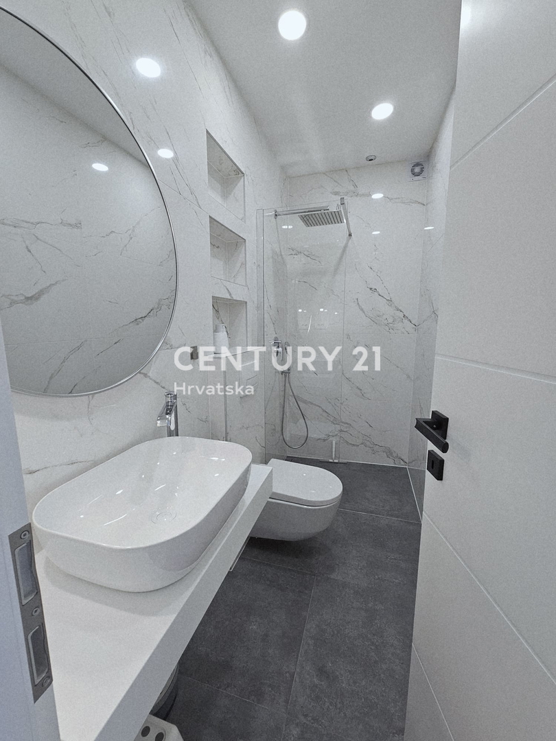 POREČ, APPARTAMENTO TRILOCALE, 800 M DAL MARE