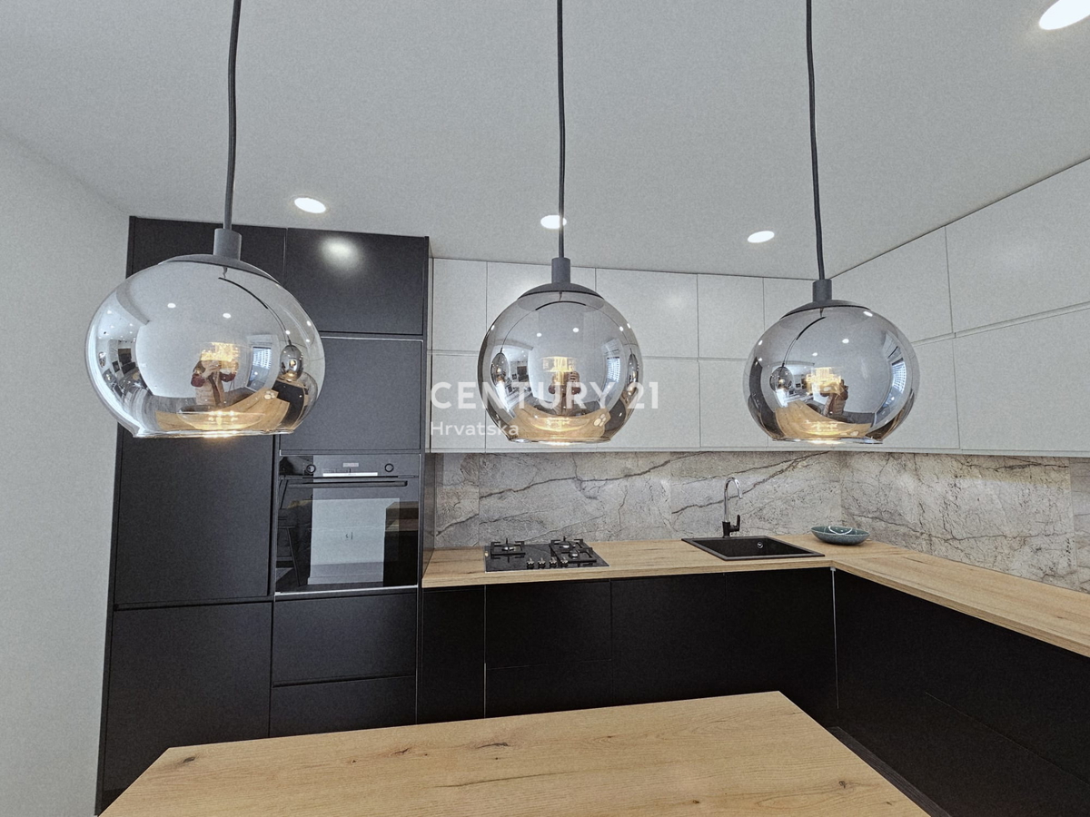 POREČ, APPARTAMENTO TRILOCALE, 800 M DAL MARE