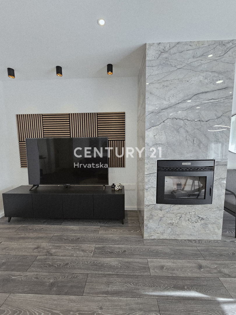 POREČ, APPARTAMENTO TRILOCALE, 800 M DAL MARE