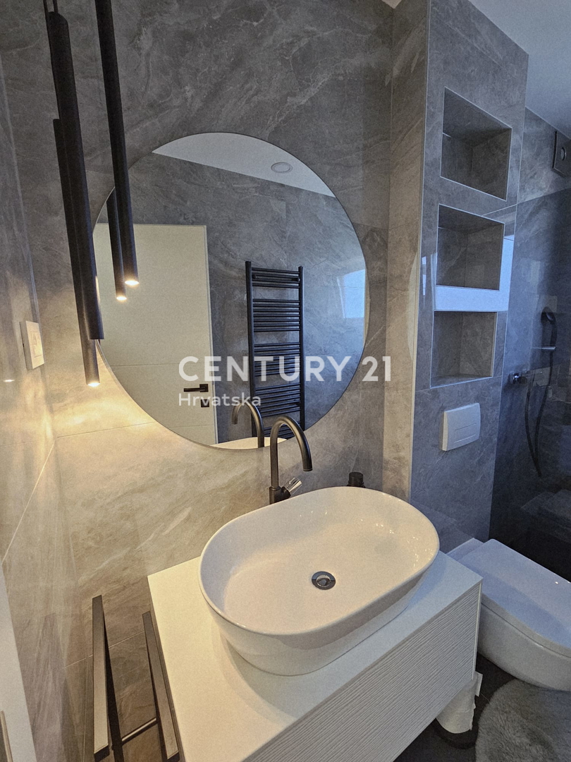 POREČ, APPARTAMENTO TRILOCALE, 800 M DAL MARE