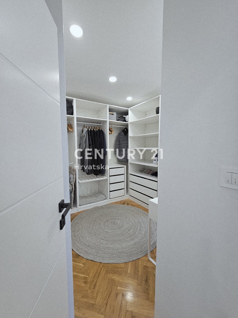 POREČ, APPARTAMENTO TRILOCALE, 800 M DAL MARE