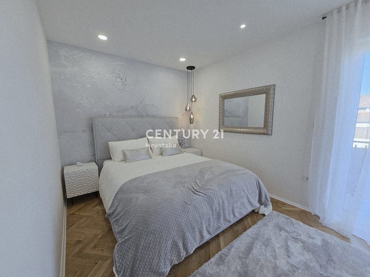 POREČ, APPARTAMENTO TRILOCALE, 800 M DAL MARE